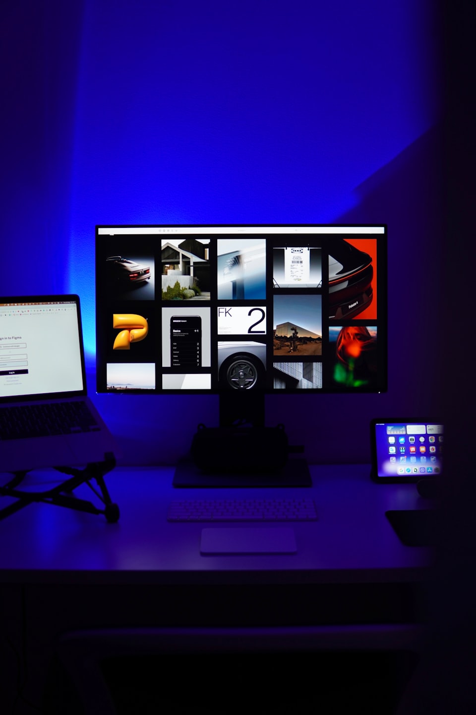 Escritorio moderno con monitor, portátil y tableta.