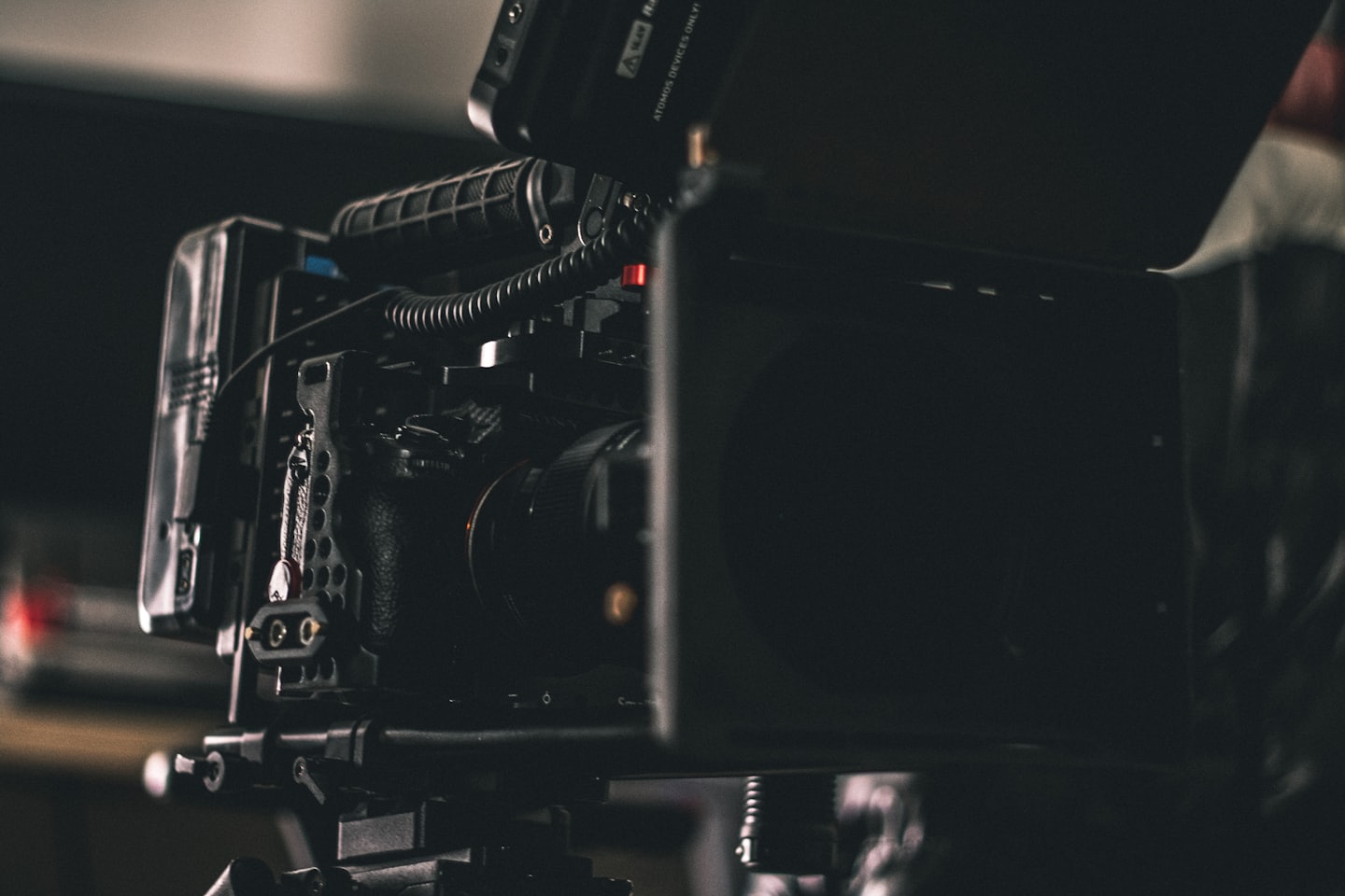 Equipo de cámara de video profesional en un trípode en un estudio.
